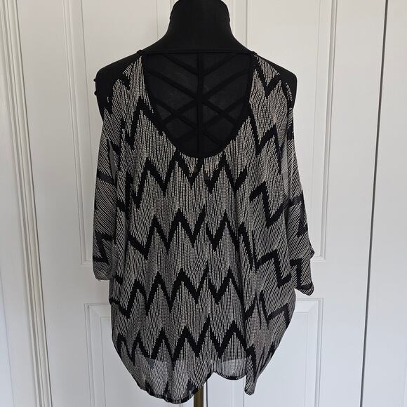 EUC Ya Los Angeles Women's Black Silk Blend Zig Zag Print Blouse Top L - Picture 3 of 7